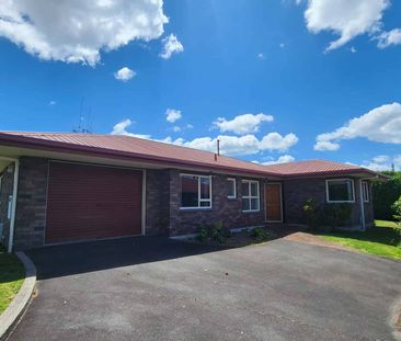 Sunny 3 Bedroom Home - Photo 2