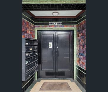 Art Deco Apartment with Huge Private Rooftop Terrace - Photo 4