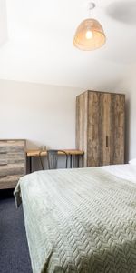 OX Living is proud to present this high-quality 9-bedroom co-living property, perfect for working professionals looking for stylish, stress-free living. - Photo 4
