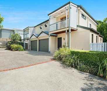 Large Townhouse Backs Onto Parkland - Photo 3