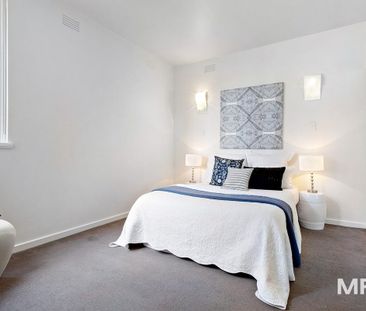 Stylish, sunlit apartment in the heart of Richmond - Photo 6