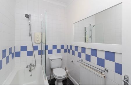 2 Bed Flat, St John's Hill, SW11 - Photo 4