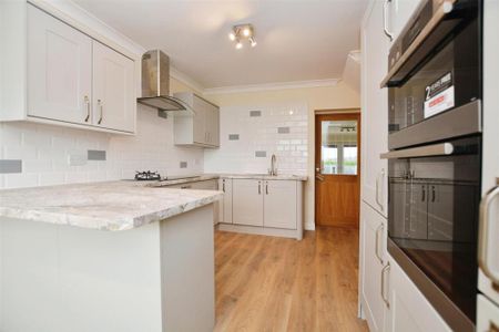 5 bedroom semi-detached house to rent - Photo 5