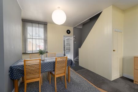 2 bedroom end of terrace house to rent - Photo 2