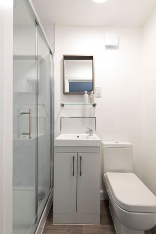 Mordern En-suite near amazon & key employers - Photo 3