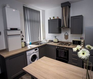 Room in a Shared House, Strawberry Hill, M6 - Photo 6