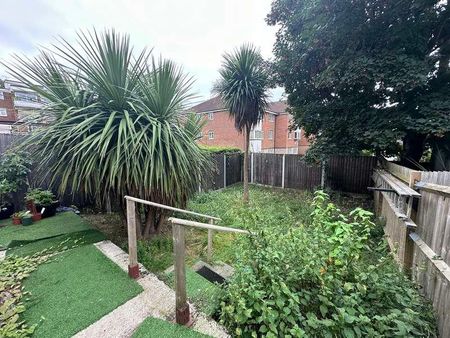 Gladstone Park Gardens, London, NW2 - Photo 5