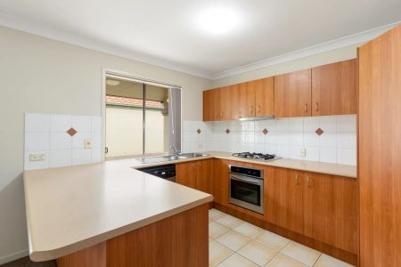 Spacious & Modern 3-Bedroom Home Opposite Parkland - Photo 4
