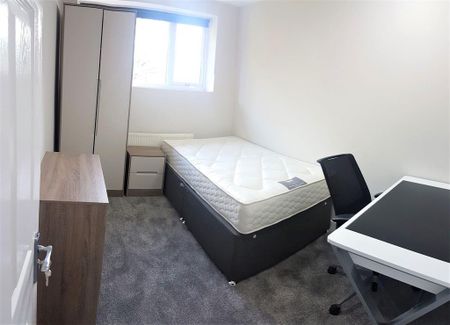 4 bedroom flat to rent - Photo 3