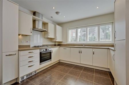 4 bedroom semi-detached house to rent - Photo 5