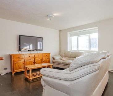 3 bedroom flat to rent - Photo 2