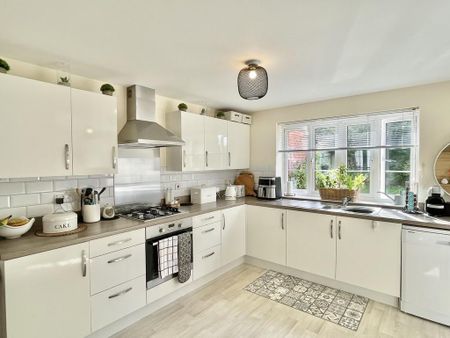 4 bedroom link detached house to rent - Photo 3