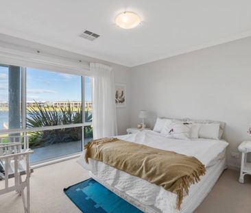 Luxury on the water - Photo 6