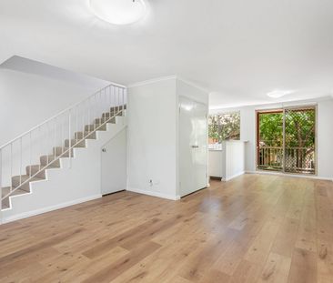 TWO BEDROOM TOWNHOUSE IN QUIET COMPLEX - FRESHLY PAINTED/CARPET/TIM... - Photo 3