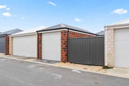 Modern home in new Lakelands. - Photo 2