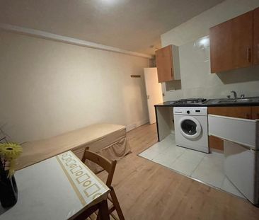 Studio Flat, Station Road, E12 - Photo 4
