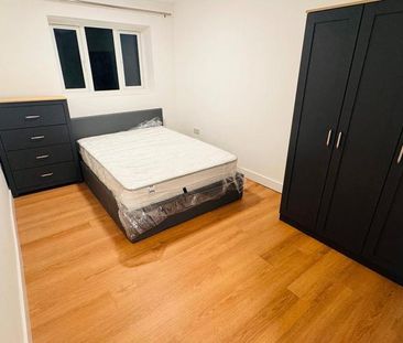 8 bedroom semi-detached house to rent - Photo 2