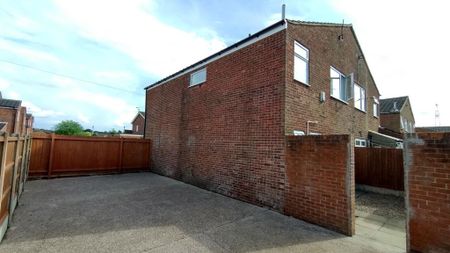 3 bedroom end of terrace house to rent - Photo 2