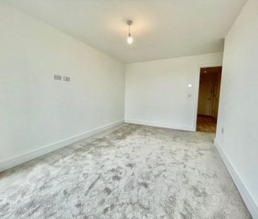 WestCliff Road, Bournemouth - Photo 2