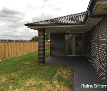 MODERN & SPACIOUS FAMILY HOME - Photo 3