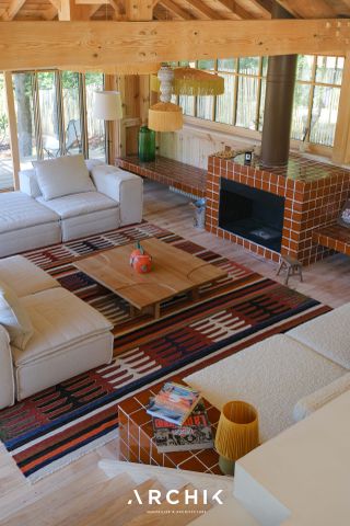 Architecture d'inspiration Ferret-Capienne, cette maison de 210 m2 construite en 1969 s'inscrit sur un beau terrain arboré d'environ 1 150 m2, idéalement situé à proximité immédiate de la plage et du village de l'Herbe au Cap Ferret. - Photo 3