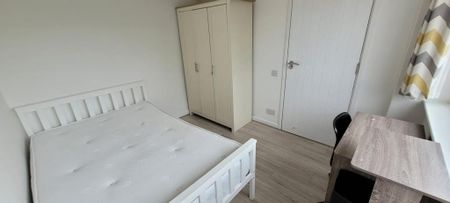 1 bedroom in a flat share to rent - Photo 2