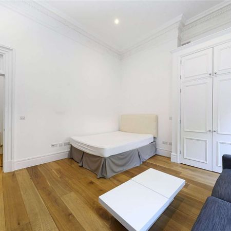 A bright furnished studio apartment overlooking the beautiful Lennox Gardens. - Photo 3