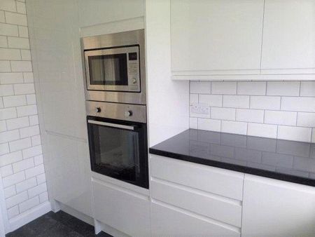 3 bedroom flat to rent - Photo 2