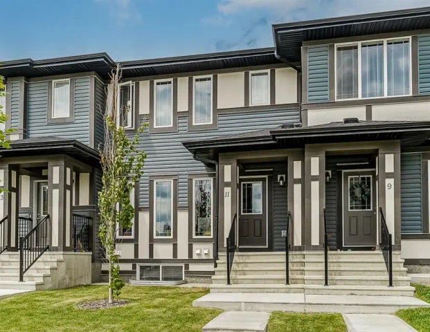 Beautiful 3 Bedroom home in Heartland with NO CONDO FEES — 3 Bedrooms Townhouse - Photo 1