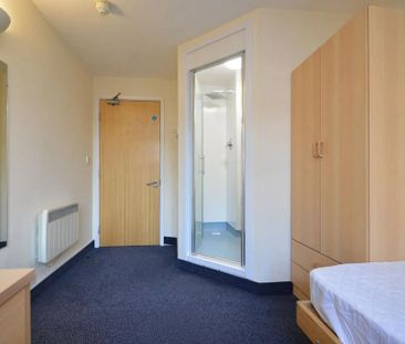 1 bedroom in a flat share to rent - Photo 2
