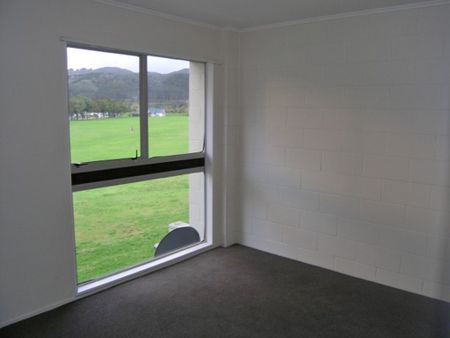 Tidy 2 bedroom unit - Photo 2