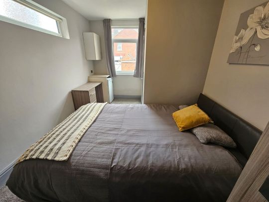 Room 2, 5 Royal Avenue - Photo 1