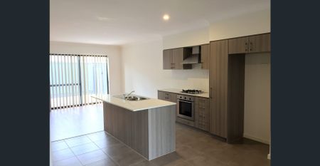 LOCK AND LEAVE APARTMENT - Photo 3