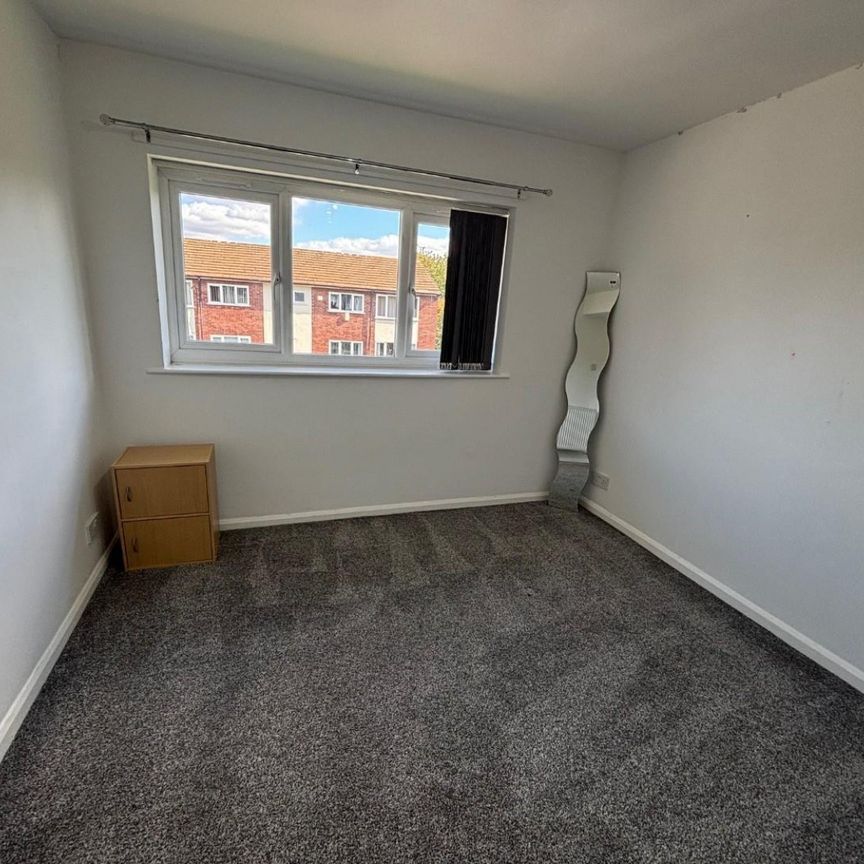 2 bedroom Flat To Let - Photo 1