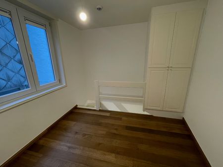 Heel mooi gerenoveerd appartement met twee slaapkamers. Tijdens de renovatie is veel aandacht besteed aan het behouden en versterken van de authentieke stijl van het gebouw. - Photo 2