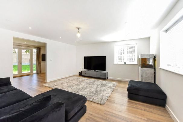 5 bedroom detached house to rent - Photo 1