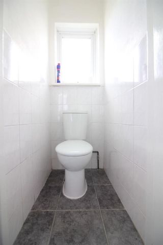 3 bedroom end of terrace house to rent - Photo 4