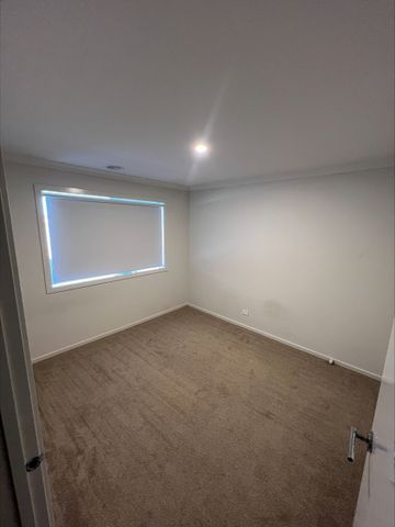 Cranbourne East - Photo 2