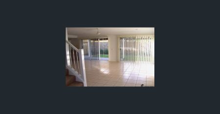 SPACIOUS TOWN HOUSE 3 BED 2.5 BATH DOUBLE LOCK UP GARAGE IN EXCEPTIONAL SOUGHT-AFER LOCATION! - Photo 2