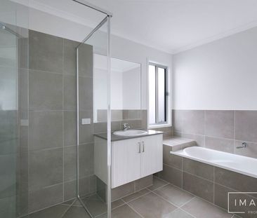 AN INVITING FAMILY HOME!! - Photo 5