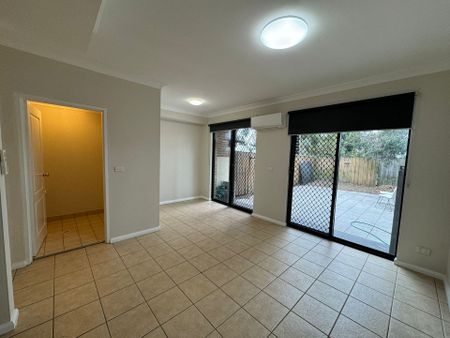 Modern Three Bedroom Townhouse&excl; - Photo 2