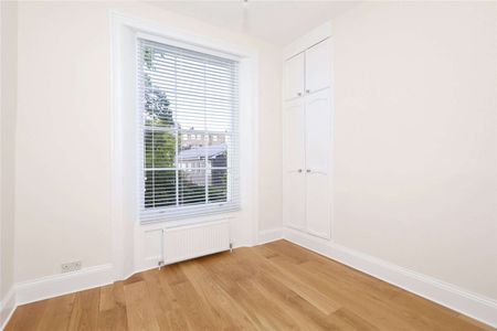 A bright one bedroom apartment in an attractive period house overlooking Arundel Square. - Photo 2