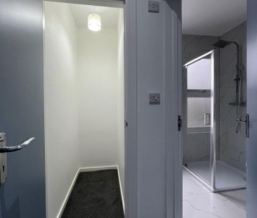 4 bedroom semi-detached house to rent - Photo 5