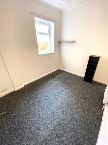 4 bedroom semi-detached house to rent - Photo 2