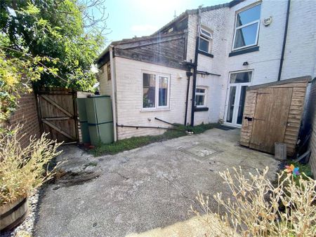 2 bedroom end of terrace house to rent - Photo 3