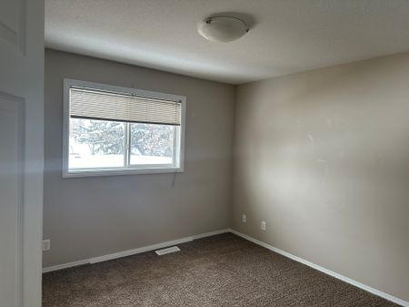 Spacious 2 Bed Apartment + Covered Parking included - Pet Friendly - Photo 5