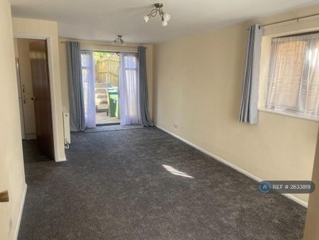 3 bedroom semi-detached house to rent - Photo 2