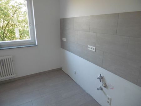 Großzügiges Wohnzimmer und eleganter Design-Bodenbelag in den Räumen - Photo 4