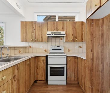 Freshly renovated family home with new flooring, new carpet & spaci... - Photo 2
