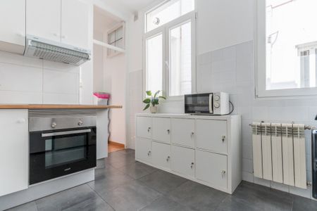 Room with a balcony in Redondilla Street - Photo 3